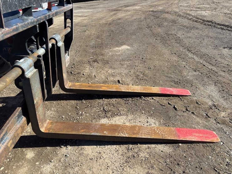 2017-jlg-8042-image-10