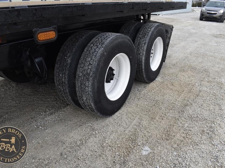 2015-freightliner-business-class-m2-106-image-12