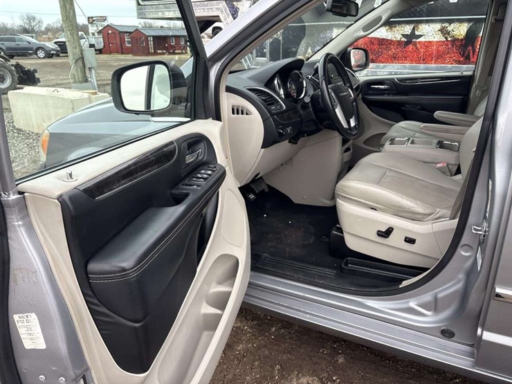 2014-chrysler-town-&-country-image-12