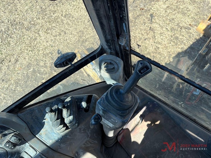 2017-caterpillar-420f2-image-22