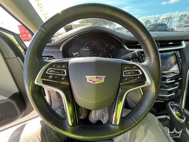 2016-cadillac-xts-sedan-image-13