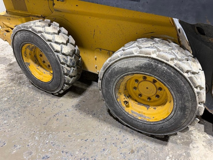 2017-deere-324e-image-13