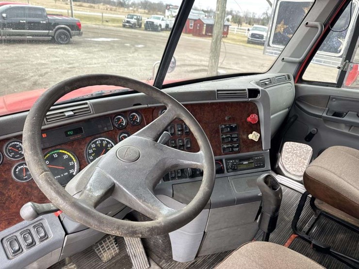 2000-freightliner-flc120-image-25