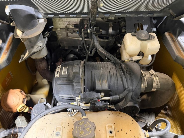 2017-deere-324e-image-12