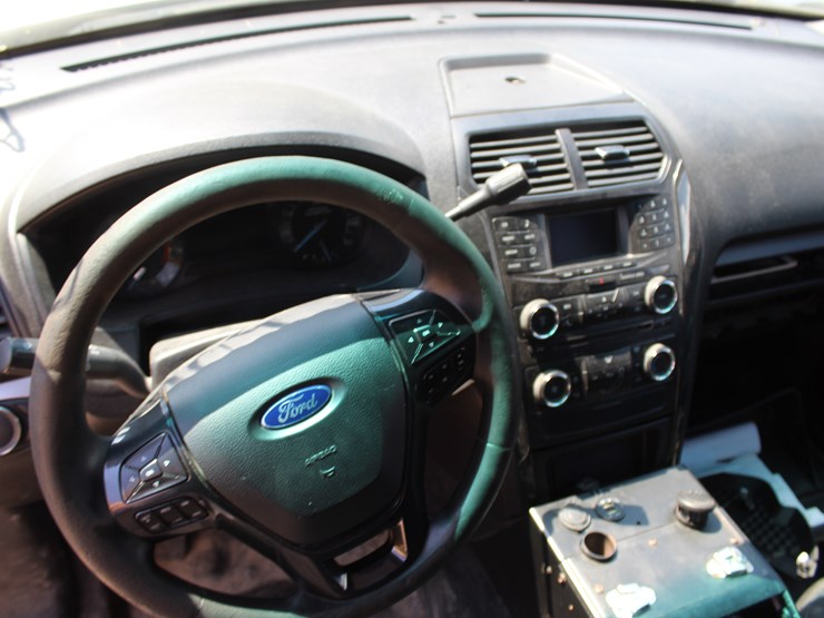 2016-ford-explorer-image-11