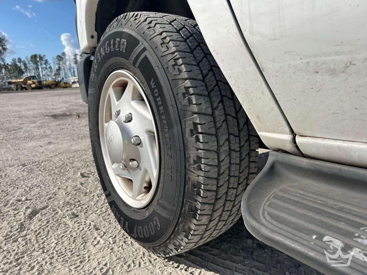 2011-ford-e350-image-24