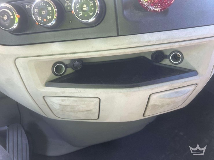 2020-peterbilt-579-image-43