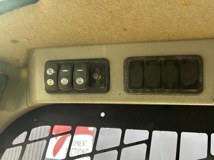 2015-caterpillar-259d-image-21