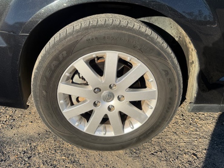 2014-chrysler-town-&-country-image-12