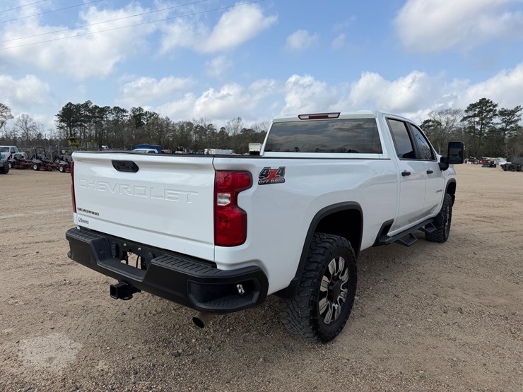 2020-chevrolet-k2500-image-3