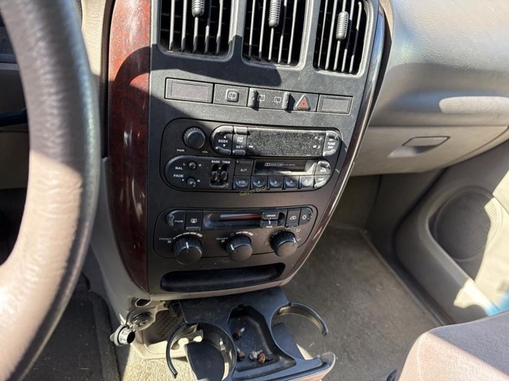 2002-chrysler-town-&-country-image-9