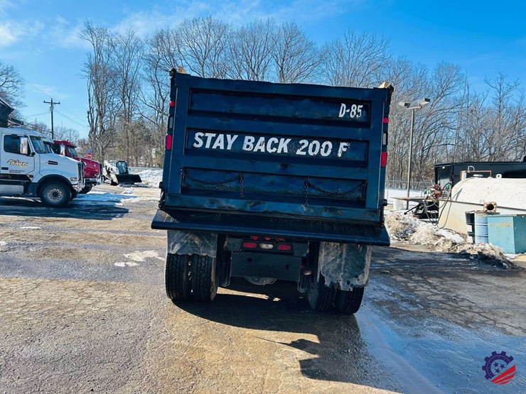 2011-volvo-truck-vhd-tri-axle-dump-truck-image-6