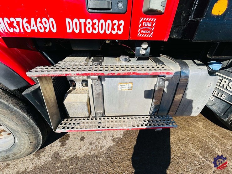 2011-volvo-truck-vhd-tri-axle-dump-truck-image-41