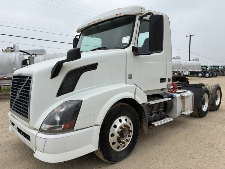 2014-volvo-vnl-image-1