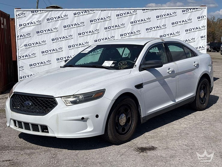 2015-ford-taurus-awd-sedan-image-1