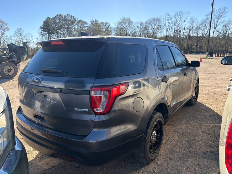 2016-ford-explorer-image-3