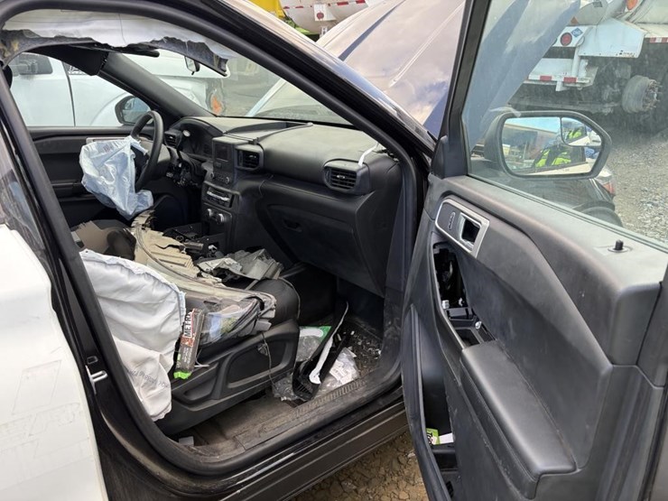 2022-ford-explorer-image-12