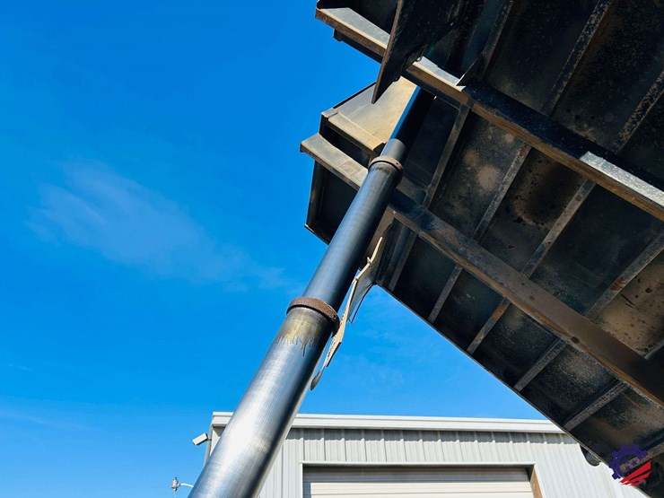 2011-volvo-truck-vhd-tri-axle-dump-truck-image-121