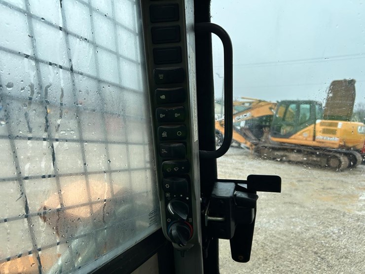 2021-case-tv450b-image-26