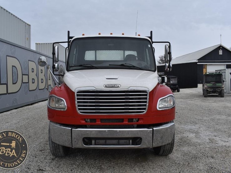 2015-freightliner-business-class-m2-106-image-10