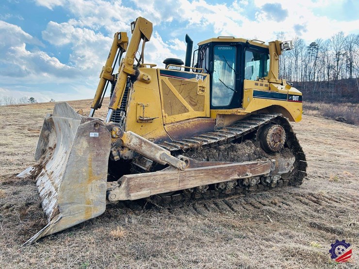 2005-caterpillar-d8t-image-1