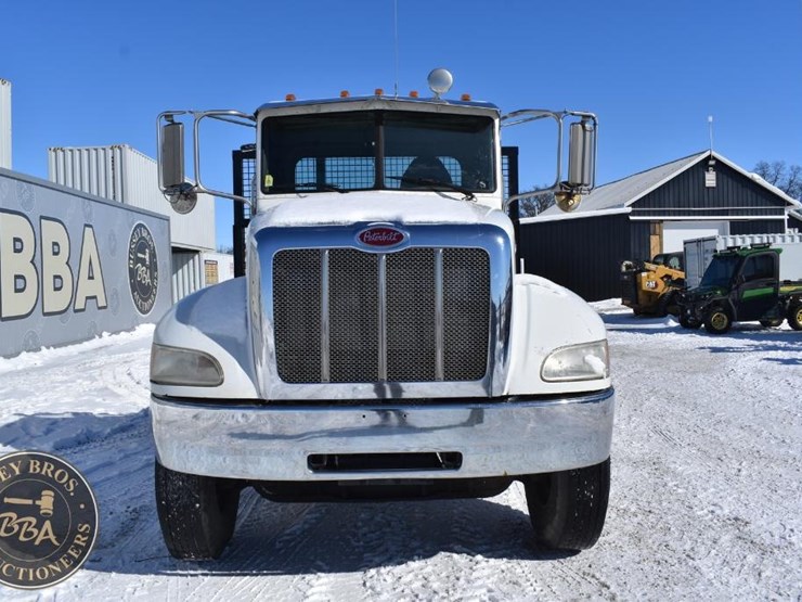2012-peterbilt-348-image-9