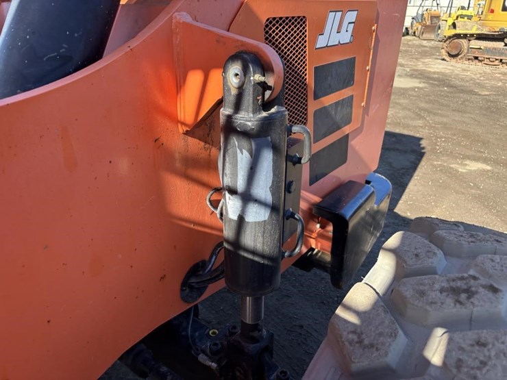 2017-jlg-8042-image-22