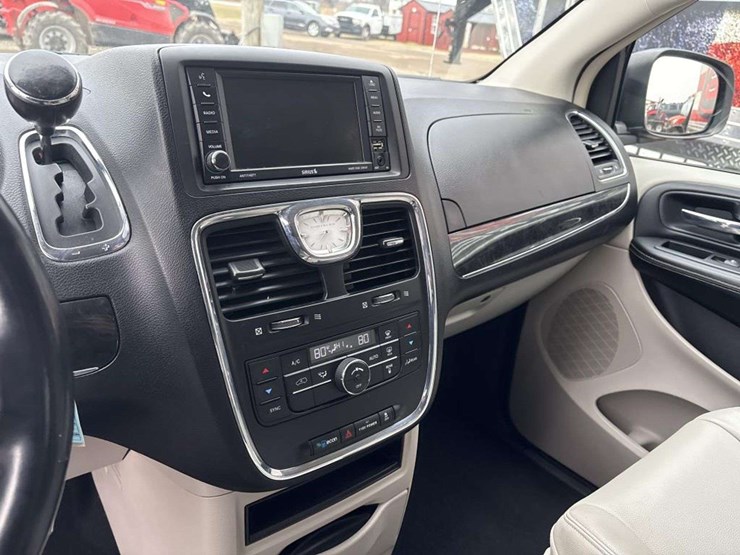 2014-chrysler-town-&-country-image-18