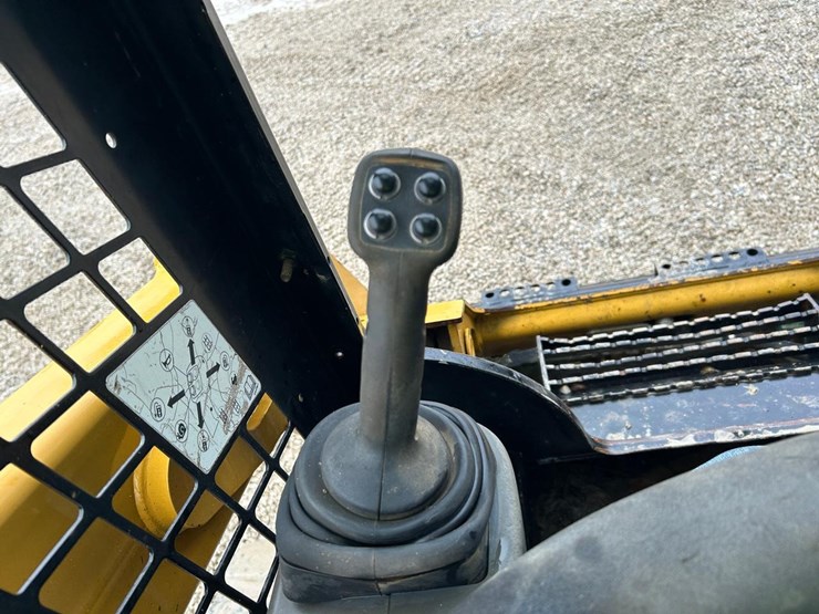 2015-caterpillar-259d-image-24