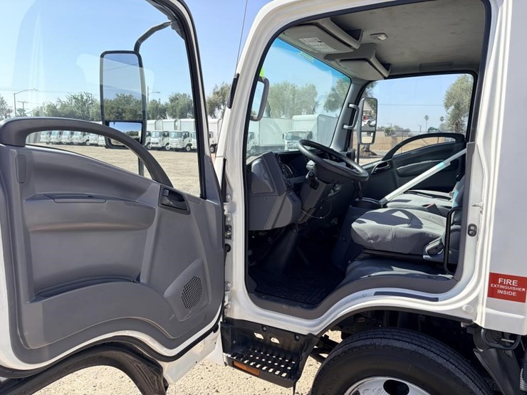 2017-isuzu-nrr-image-18