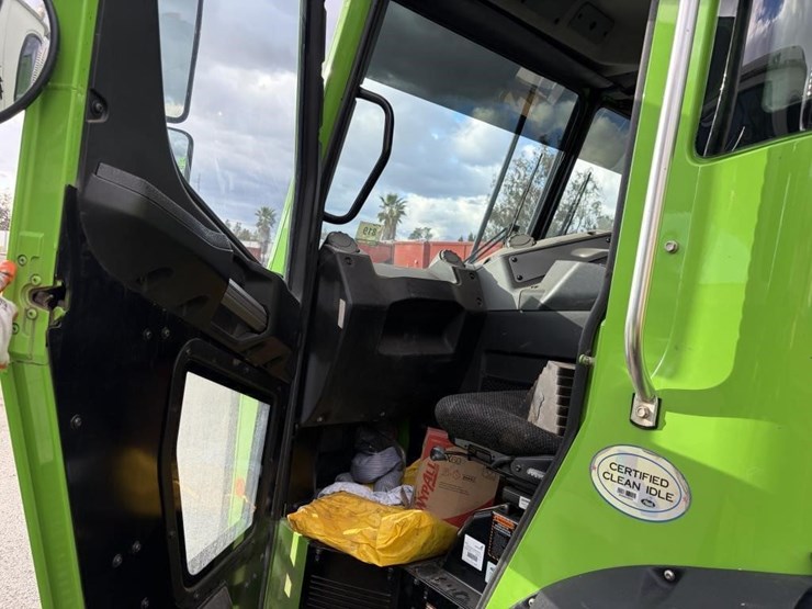 2018-mack-lr613-image-21