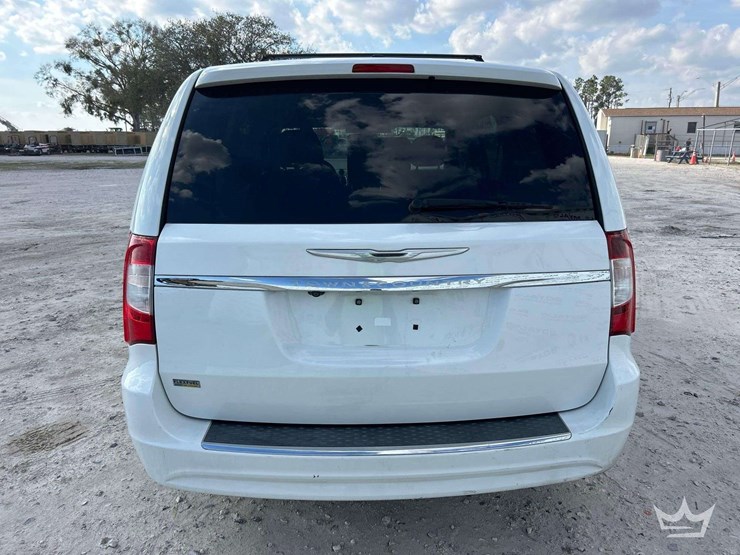 2016-chrysler-town-&-country-image-28