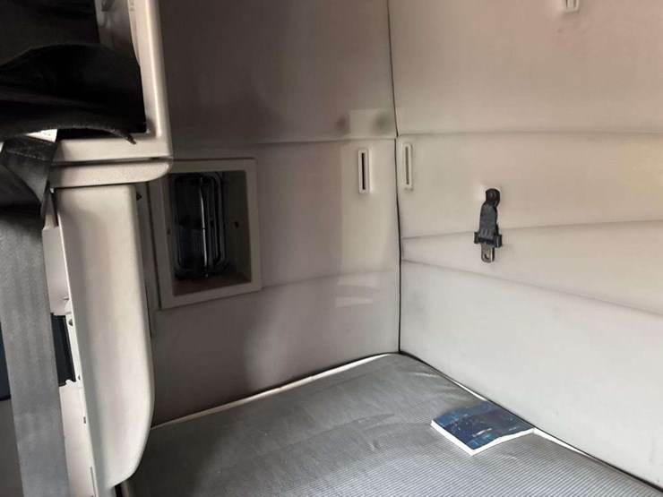 2007-volvo-vn-image-28