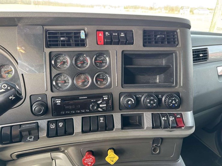 2019-kenworth-t680-image-26