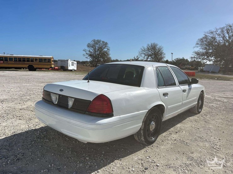 2010-ford-crown-victoria-sedan-image-3