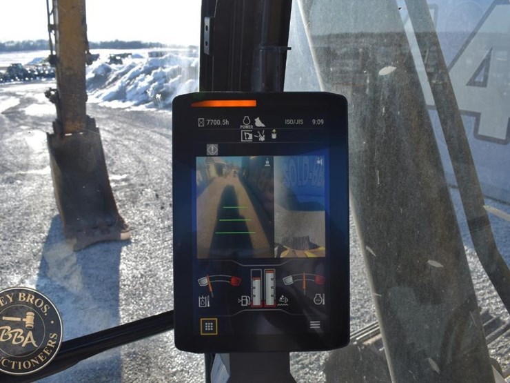 2020-caterpillar-320-image-45