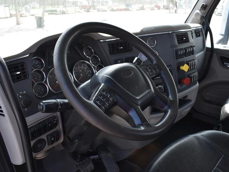 2021-peterbilt-567-image-16