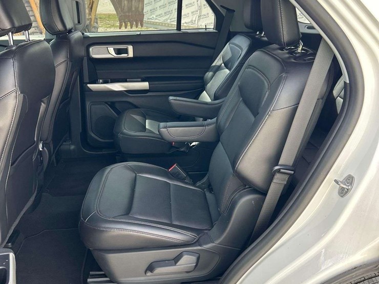 2021-ford-explorer-image-23