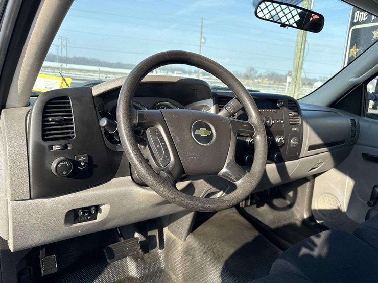 2013-chevrolet-3500-image-26