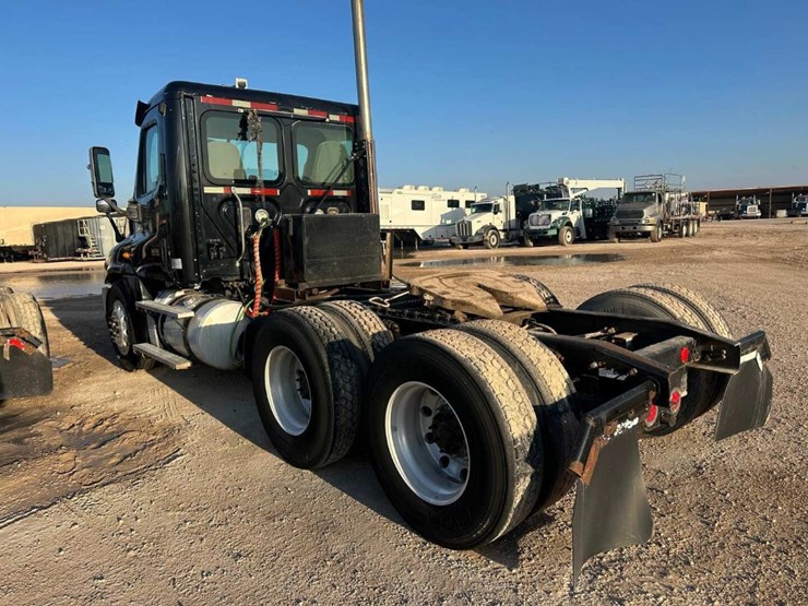 2013-freightliner-cascadia-image-4