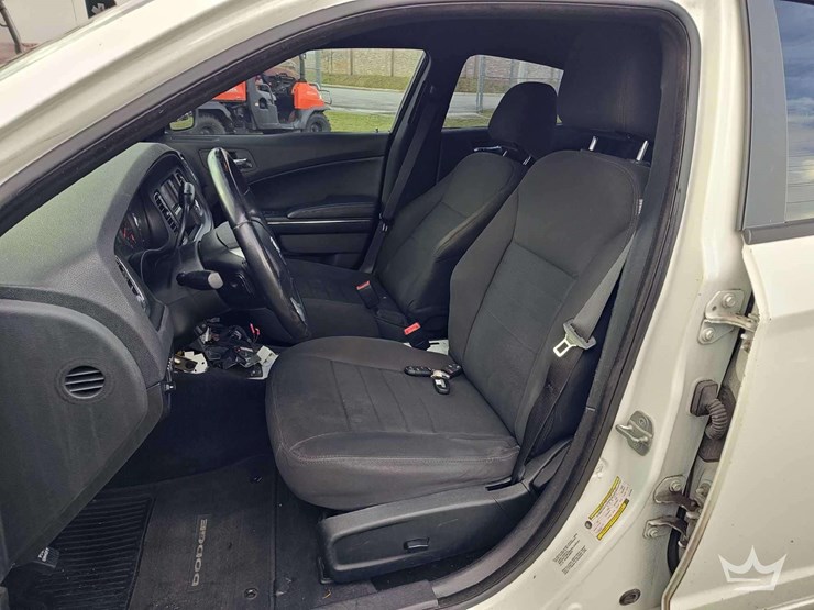 2013-dodge-charger-sedan-image-37