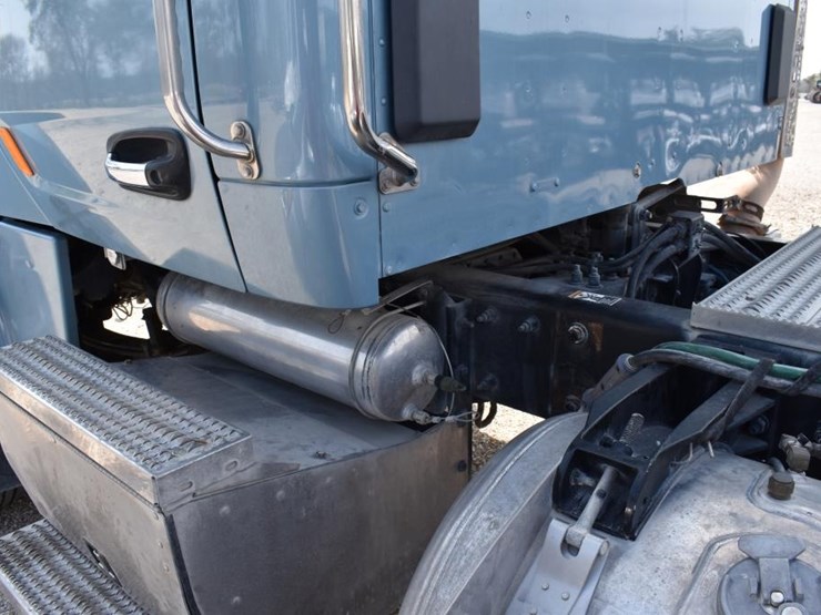 2021-peterbilt-567-image-18