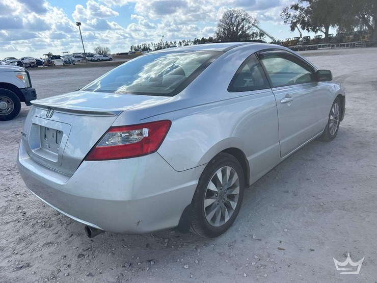 2011-honda-civic-coupe-image-3