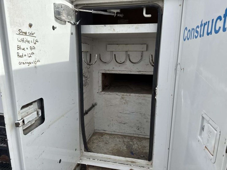 2000-freightliner-fl70-image-15