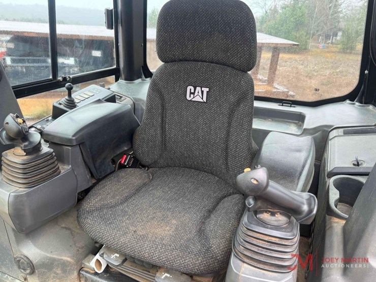 2017-caterpillar-d6k2-lgp-image-24