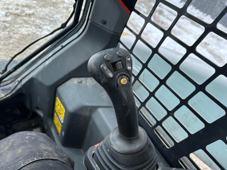 2020-bobcat-t64-image-22