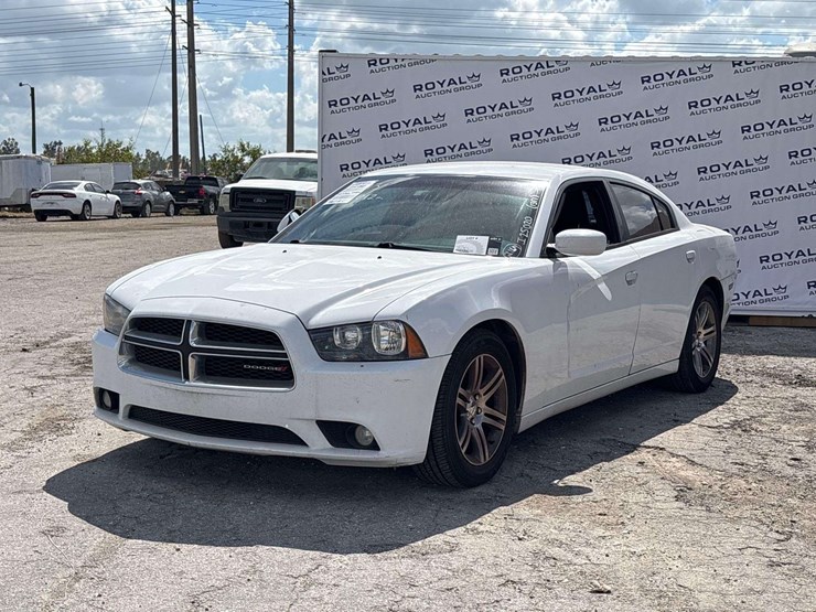 2013-dodge-charger-sedan-image-1