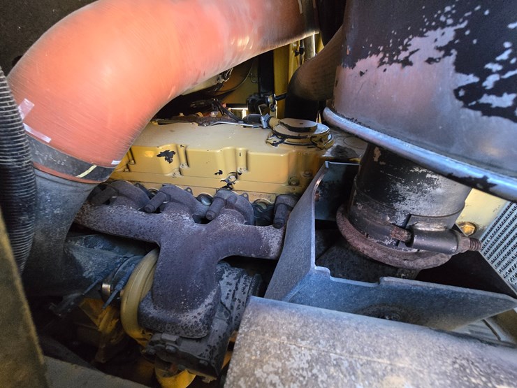 2015-caterpillar-953d-image-89