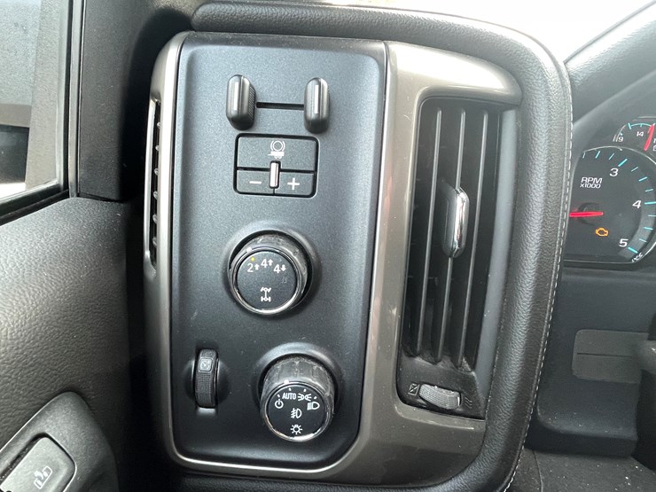 #7551-•-2019-chevy-silverado-high-country-pickup-(has-wi-title)-(blair,-wi)-image-48