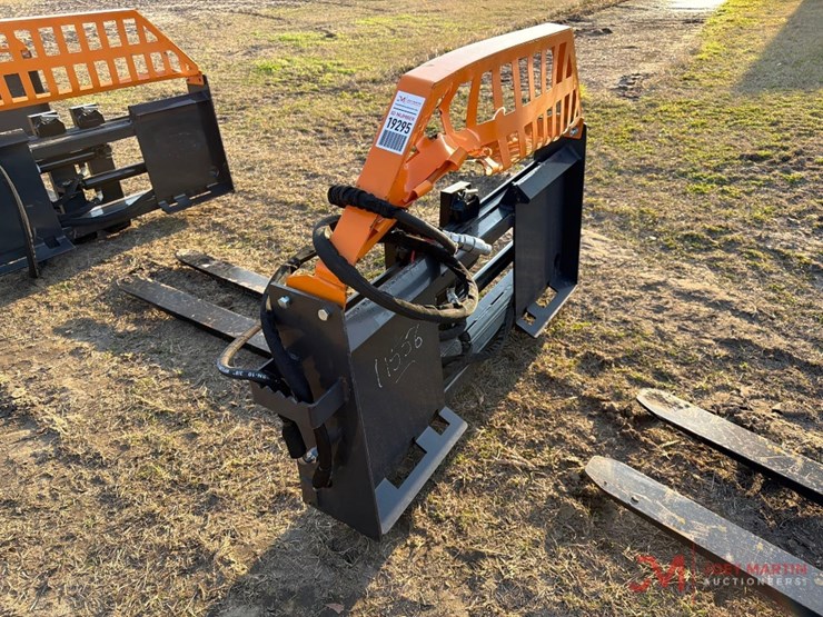 48"-hydraulic-forks-skid-steer-attachment-image-2